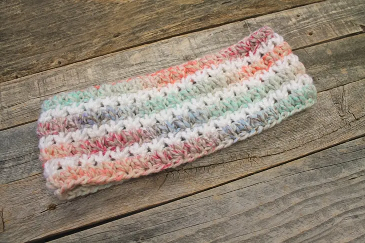 Make an chunky neck warmer crochet pattern. Candy Cane neck warmer Crochet Pattern Free PDF- printable pdf - cowl - amorecraftylife.com #crochet #crochetpattern #freecrochetpattern
