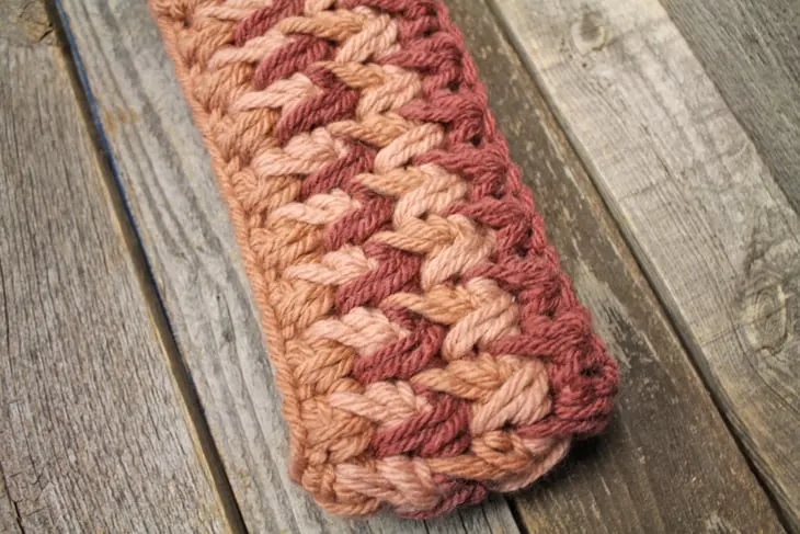 Make an chunky winter crochet headband pattern. Cocoa Ear Warmer Headband Crochet Pattern Free PDF- printable pdf - winter headband - acraftylife.com #crochet #crochetpattern #freecrochetpattern