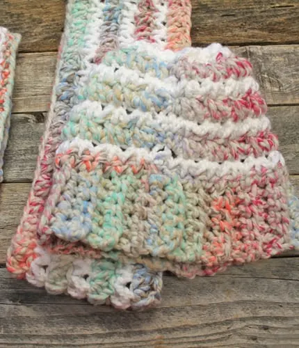 Make an chunky hat & cowl crochet pattern. Candy Cane hat Crochet Pattern Free PDF- printable pdf - cowl - amorecraftylife.com #crochet #crochetpattern #freecrochetpattern