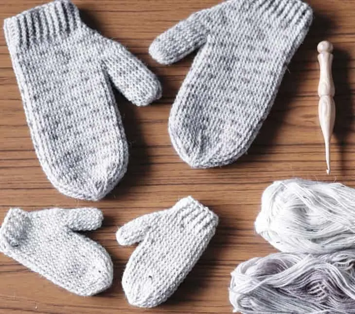 Make a pair of cozy mittens with this crochet pattern.