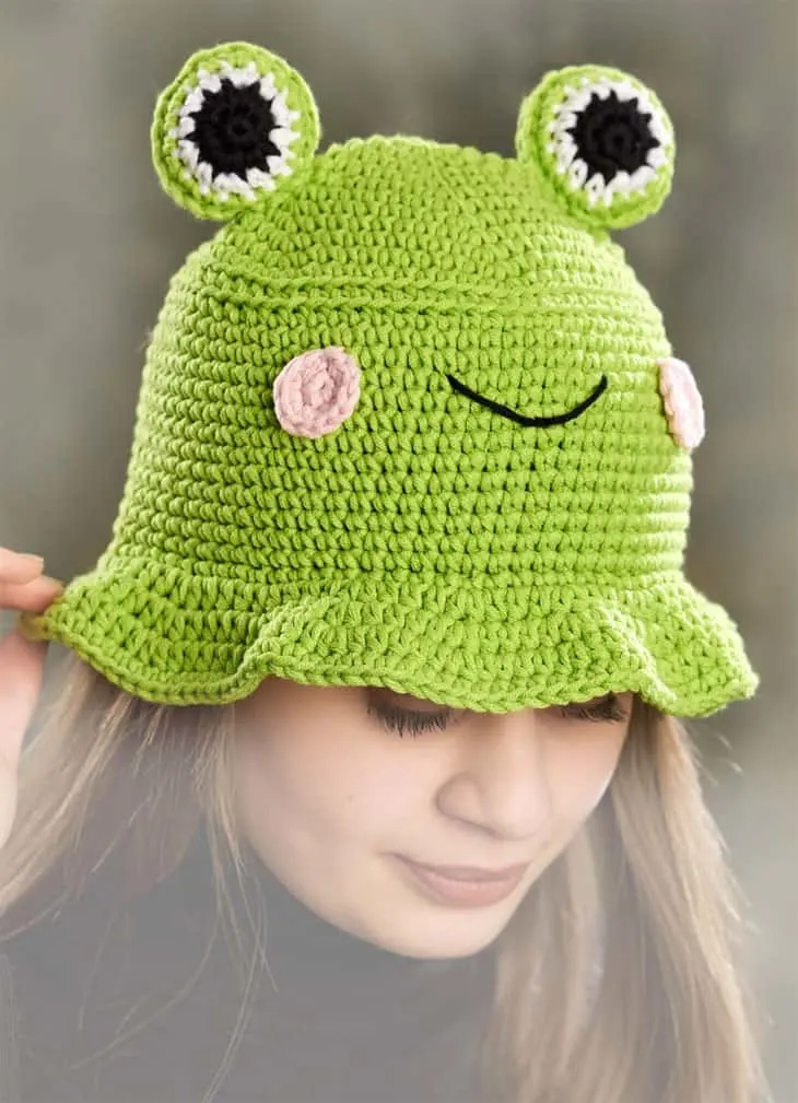 Make cute frog hat crochet patterns. amorecraftylife.com
