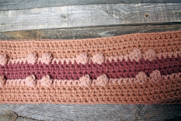 Make an chunky scarf crochet pattern. Double Dot Chunky Crochet Scarf Pattern Free PDF- printable pdf - amorecraftylife.com #crochet #crochetpattern #freecrochetpattern