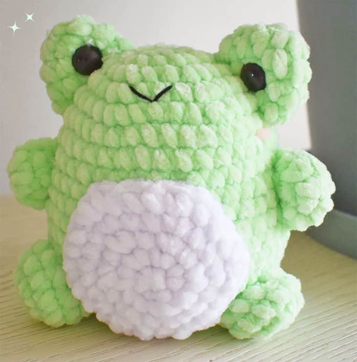 Make cute amigurumi frog crochet patterns. amorecraftylife.com