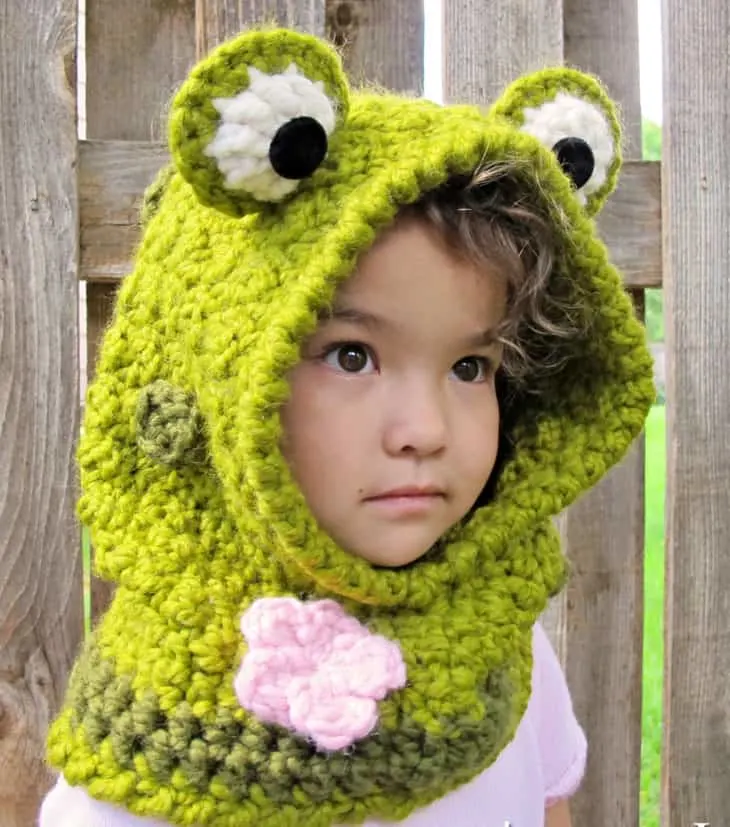 Make cute frog hood crochet patterns. amorecraftylife.com