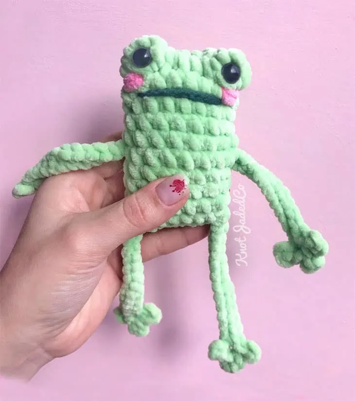 Make cute amigurumi frog crochet patterns. amorecraftylife.com