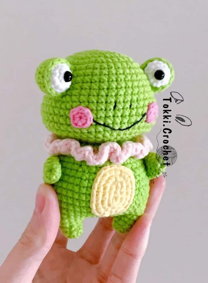 Make cute amigurumi frog crochet patterns. amorecraftylife.com