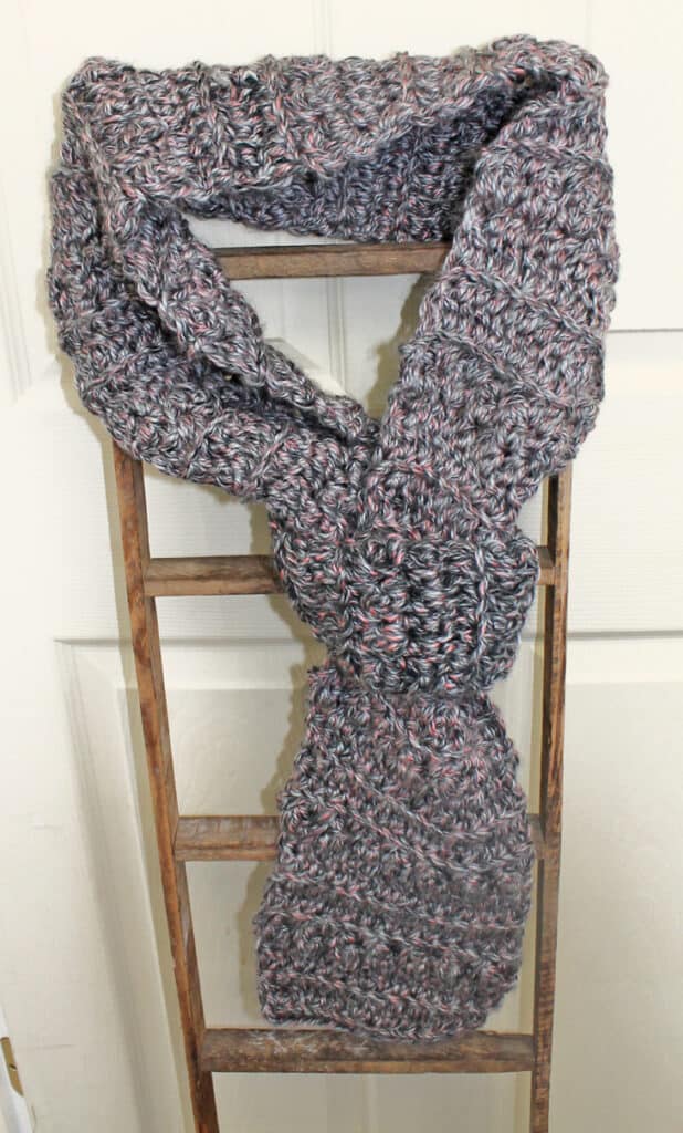 pink & gray puff chunky scarf crochet pattern - amorecraftylife.com #crochet #crochetpattern