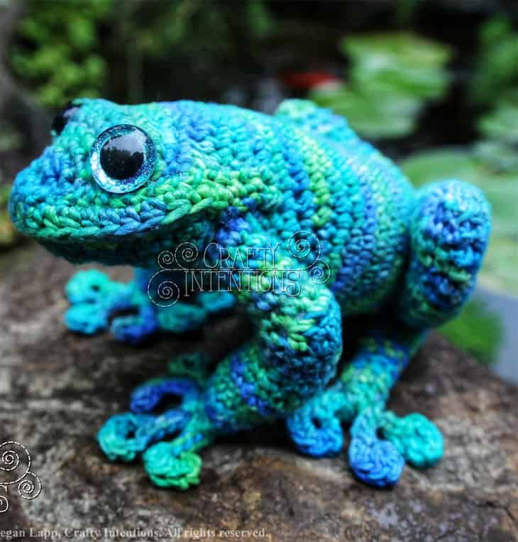 Make cute amigurumi frog crochet patterns. amorecraftylife.com
