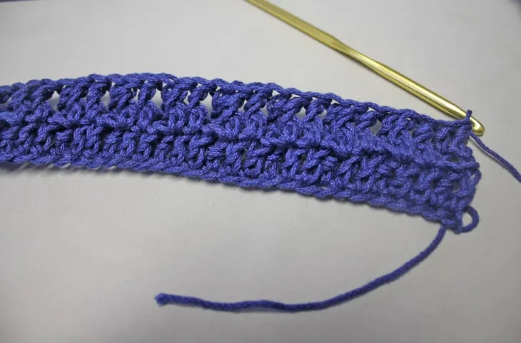 Learn how to do the waffle stitch. This easy stitch pattern uses double crochet and front post double crochet to make a raised square textured.
