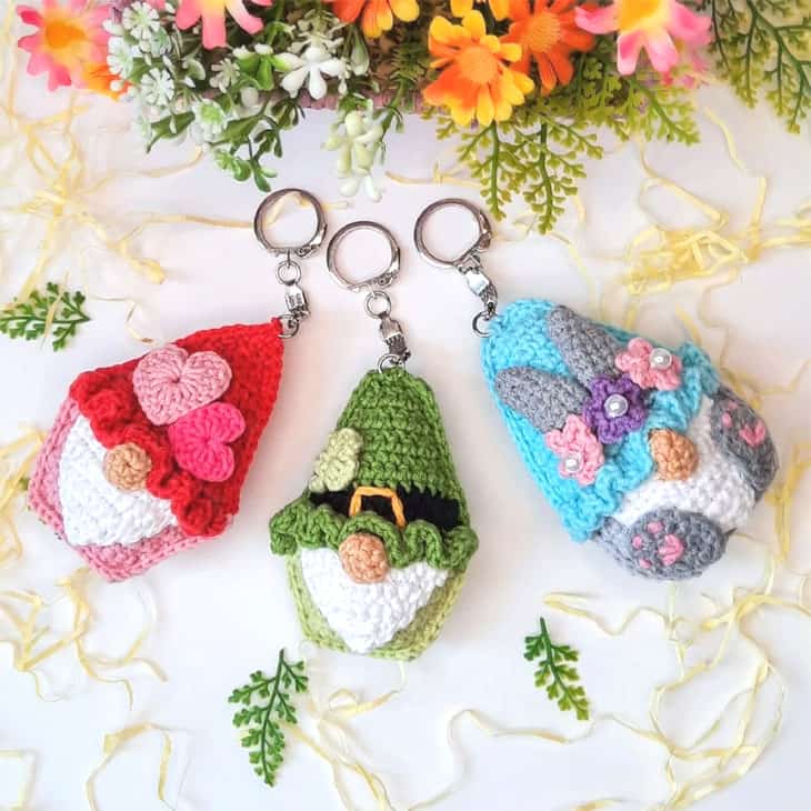 Make a cute crochet gnome pattern. Fun amigurumi patterns.