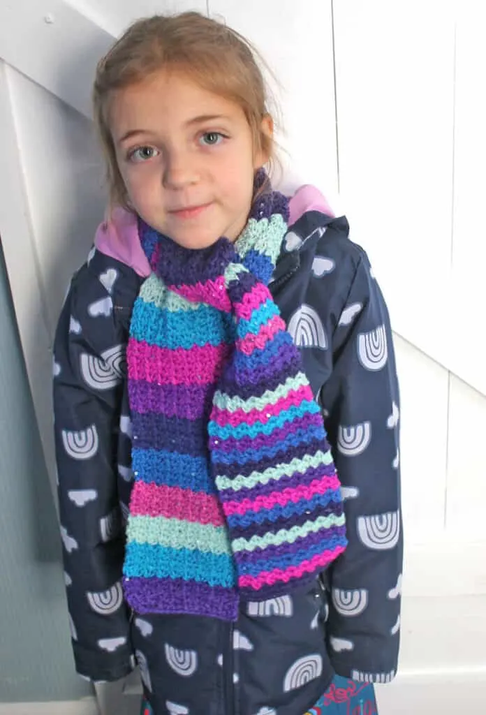 Make an easy striped children's scarf crochet pattern - child scarf- Crochet Pattern Free PDF- printable pdf - amorecraftylife.com