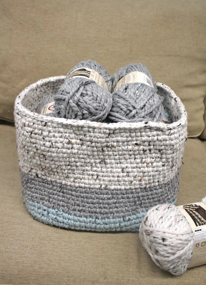 Free chunky yarn tweed basket crochet pattern. There is a free PDF available.