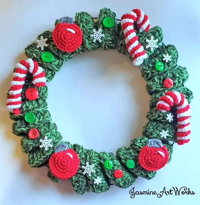 crochet Christmas wreath patterns - winter - home decor- amorecraftylife.com #crochet #crochetpattern #diy #christmas