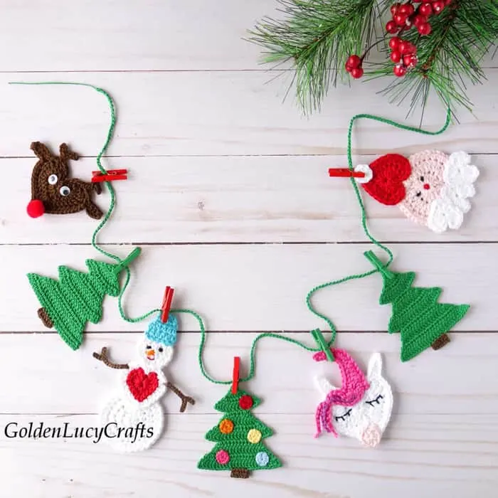 crochet Christmas garland patterns - winter - home decor- amorecraftylife.com #crochet #crochetpattern #diy #christmas