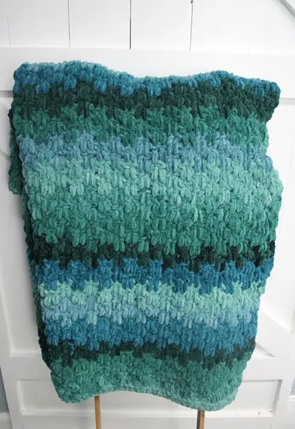 Try this easy ombre chunky throw crochet blanket pattern. This pattern uses basic stitches to make a up and down stripe pattern.