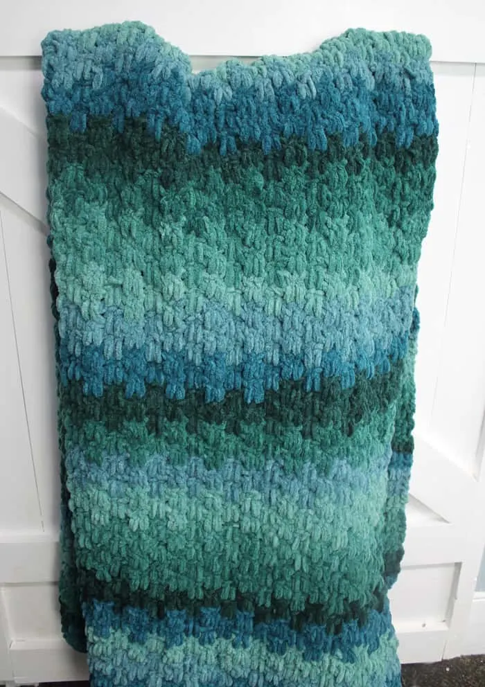 Try this easy ombre chunky throw crochet blanket pattern. This pattern uses basic stitches to make a up and down stripe pattern. 9 mm crochet hook pattern