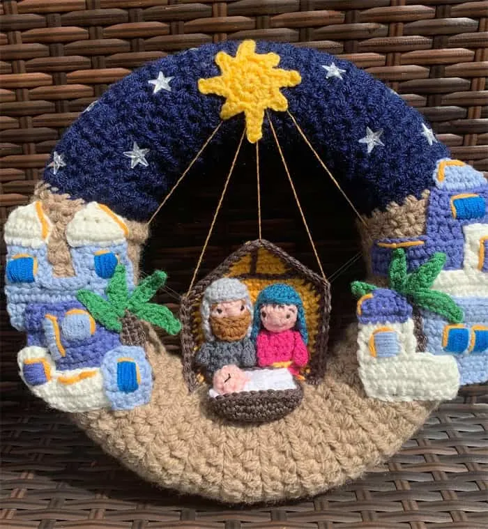 crochet Christmas wreath patterns - winter - home decor- amorecraftylife.com #crochet #crochetpattern #diy #christmas