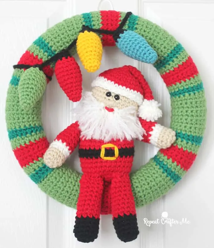 crochet Christmas wreath patterns - winter - home decor- amorecraftylife.com #crochet #crochetpattern #diy #christmas