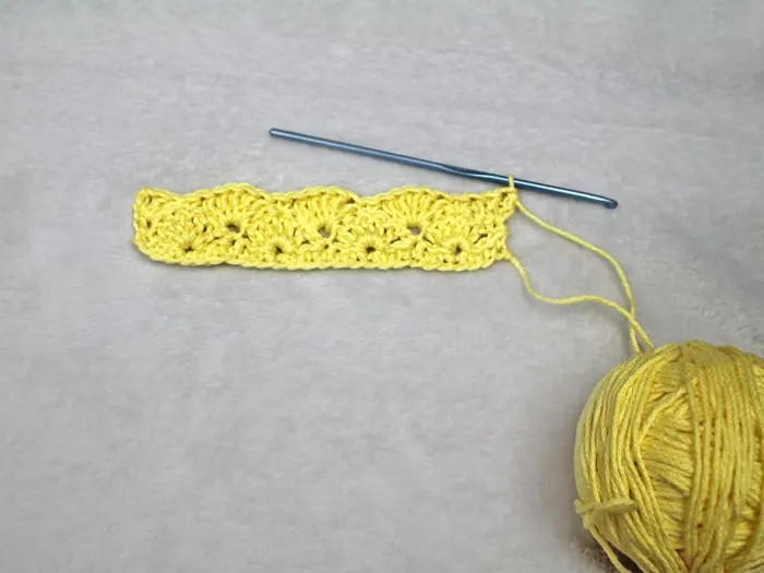 Learn the easy shell crochet stitch. This this is made up up single and double crochet. There are free patterns too.