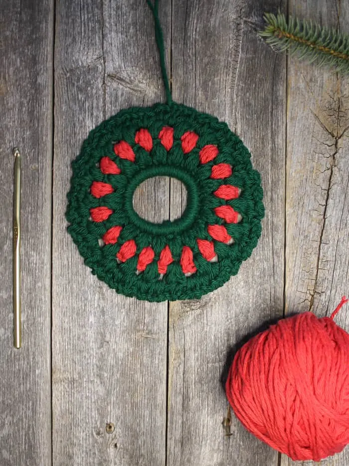 Make a puff mini Christmas wreath crochet pattern.