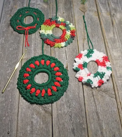 Make a colorful mini wreath ornament crochet pattern.