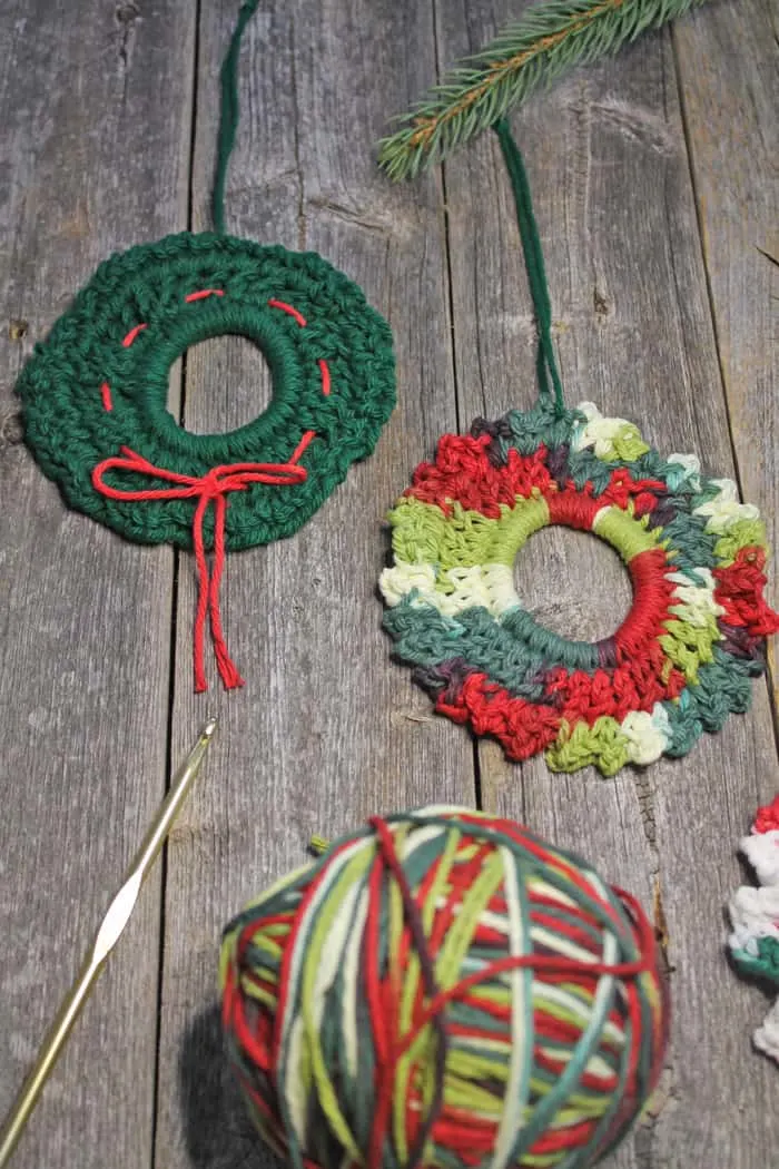 Make a colorful mini wreath ornament crochet pattern.