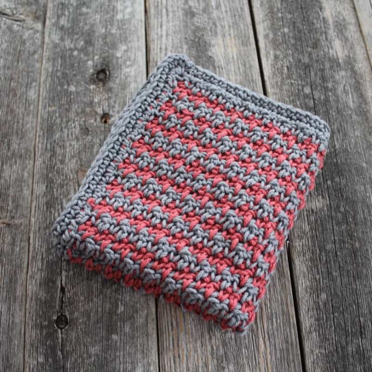 Try this easy houndstooth stitch washcloth crochet pattern. This pattern is an easy combination of single and double crochet to make this striking two color combo.