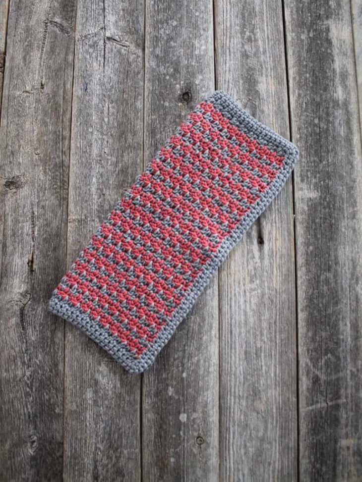 Try this easy houndstooth stitch washcloth crochet pattern. This pattern is an easy combination of single and double crochet to make this striking two color combo.