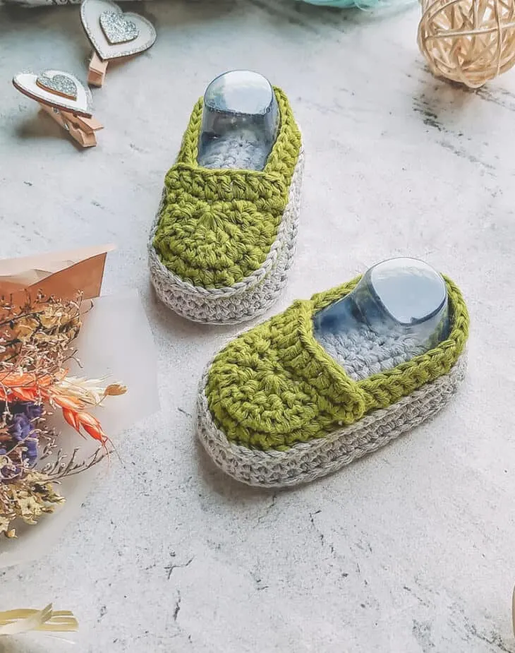 Make your own pair of cute baby crochet shoes. 