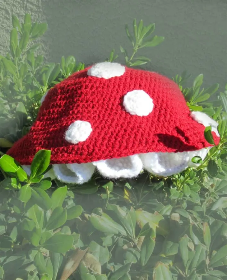 Make your own cute crochet mushroom hat with this easy pattern.