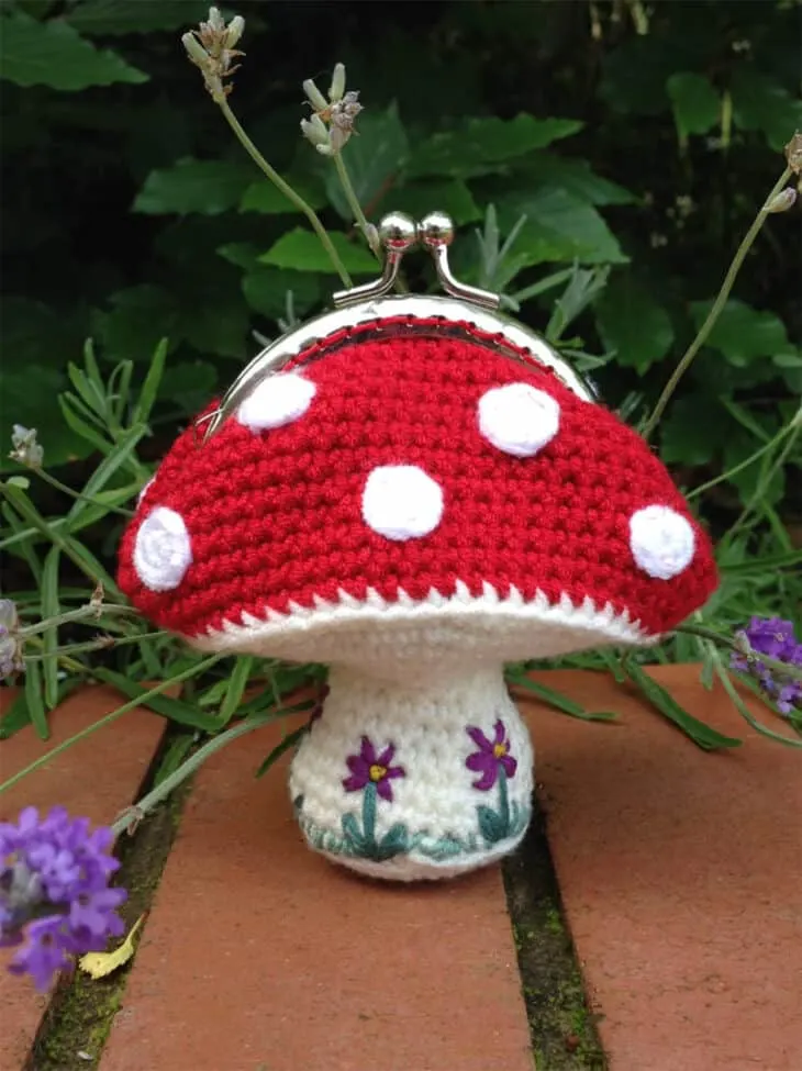 Make your own cute toadstool coin purse with this crochet pattern.