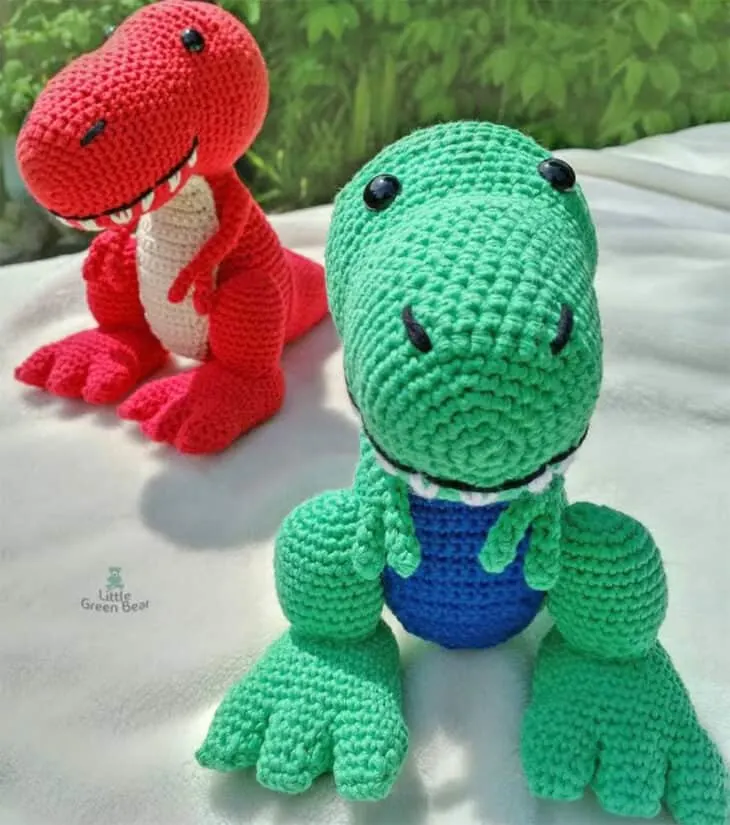 Make your own cute crocheted T-Rex with this amigurumi dinosaur crocheting pattern. Red and green crocheted t rexs