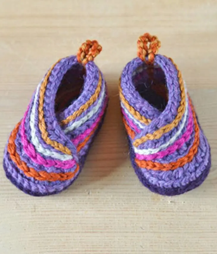 Make your own cute pair of crocheted baby booties with this pattern.