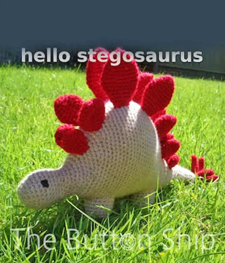 Make your own fun stegosaurus with this free dinosaur crochet pattern. red and tan crochet stegosaurus 