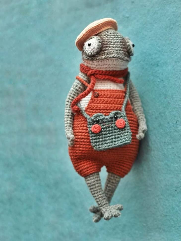 Make a cute crochet frog with this pattern.