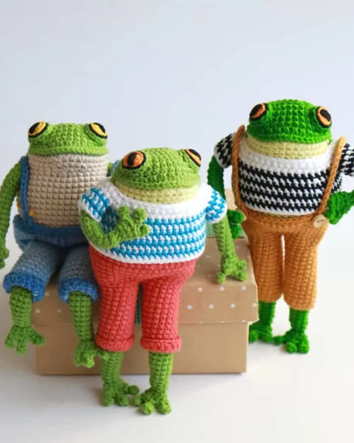 Make your own cute frog or toad with this adorable detailed crochet pattern.