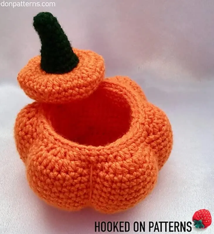 Make your own cute pumpkin bowl with this free crochet pattern. This would be great for Halloween.