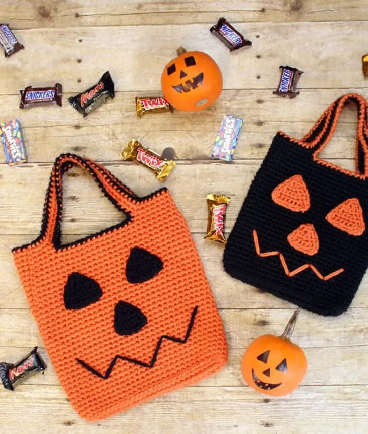 Make your own cute Jack-o-Lantern crochet bag with this free pattern.