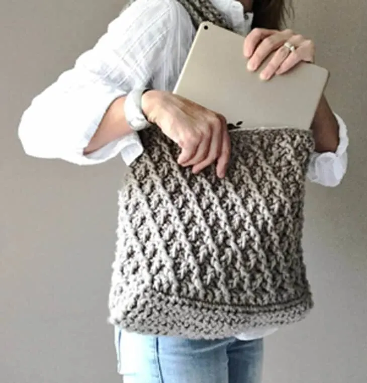 Make a textured bag with this crocheting pattern.