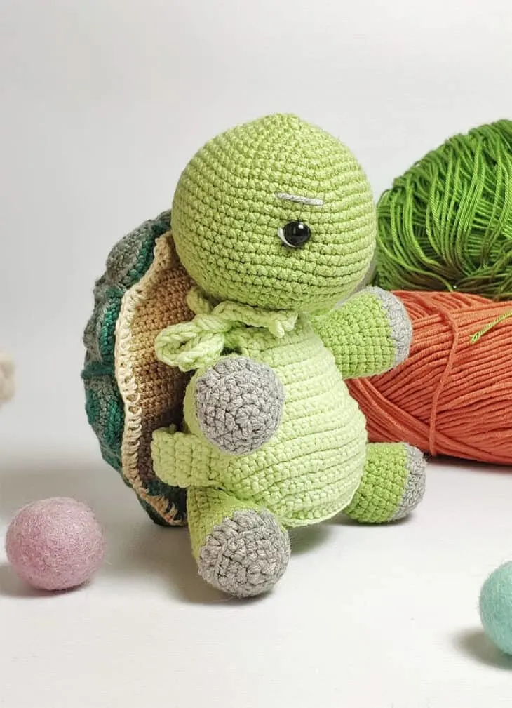 Make a cute crochet turtle with this amigurumi pattern