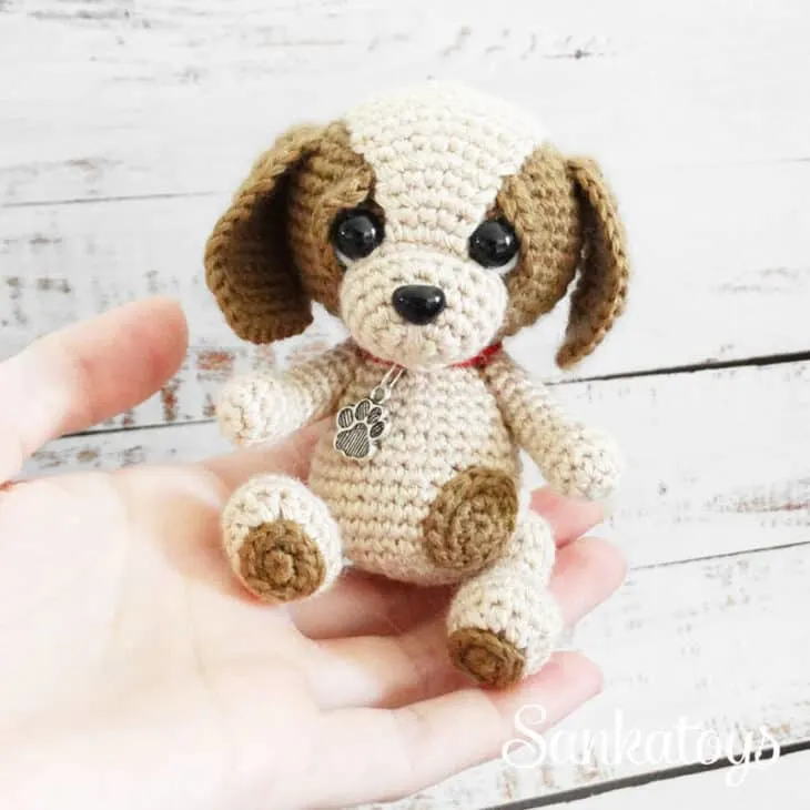 Make your own cute little dog with this crochet pattern.