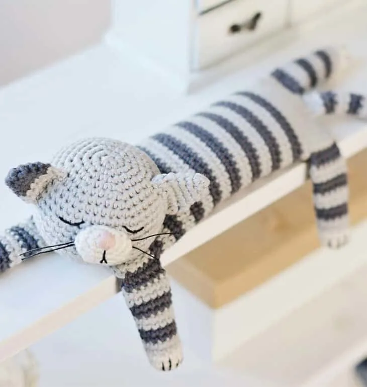 Make your own adorable sleeping cat. with this amigurumi pattern. 