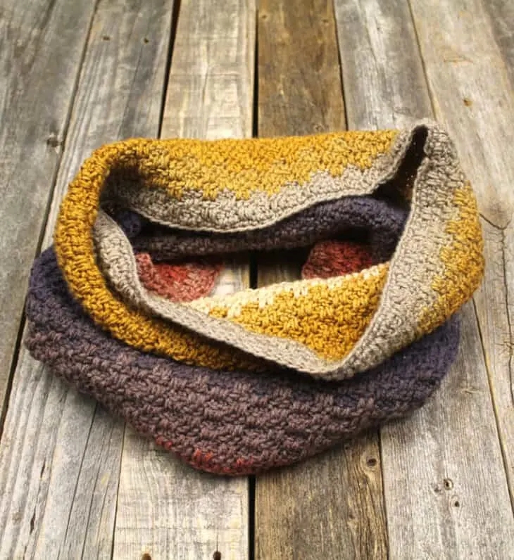 Make a cozy cowl with this free pattern.