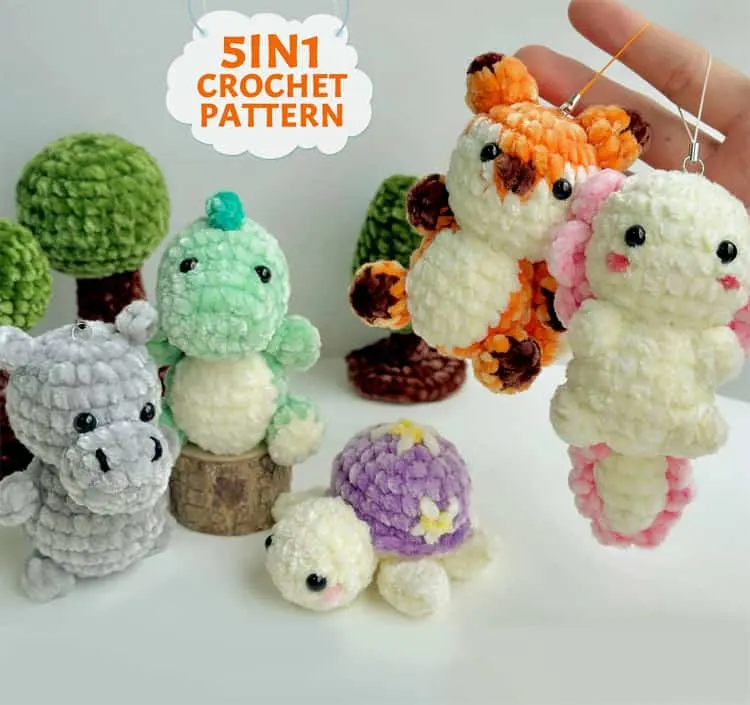 Make your own cute crochet keychains with this bundle of 5 -1 pattern. 