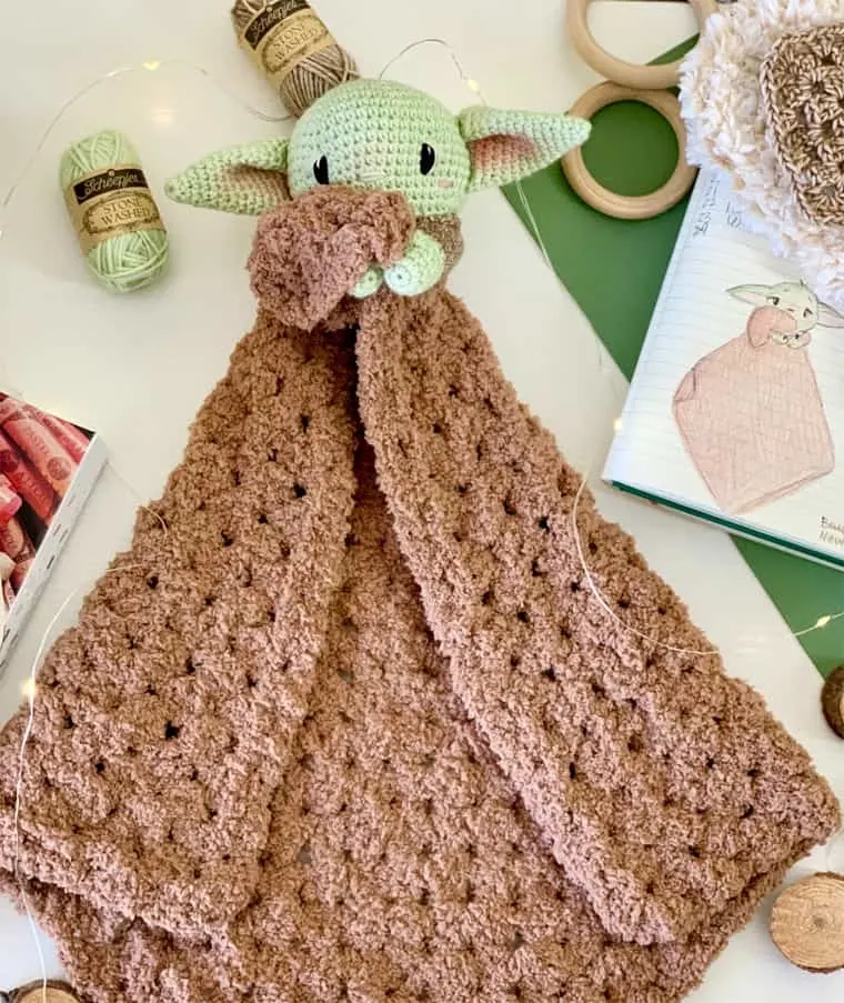 baby alien crochet blankie 