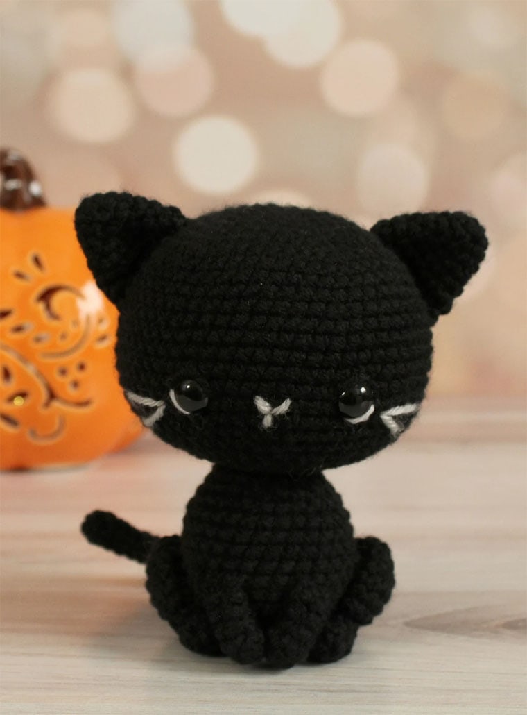 crocheted black cat amigurumi
