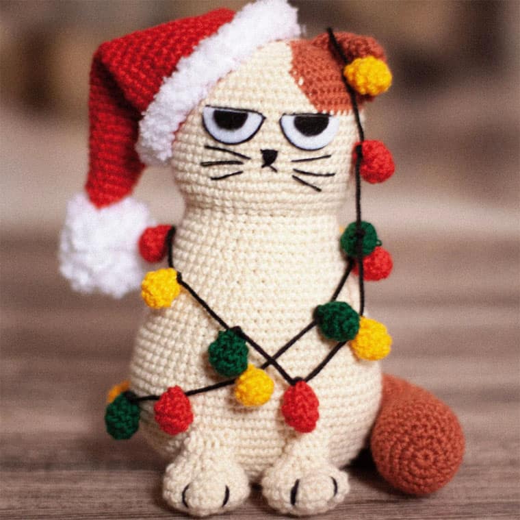crocheted grumpy Christmas cat