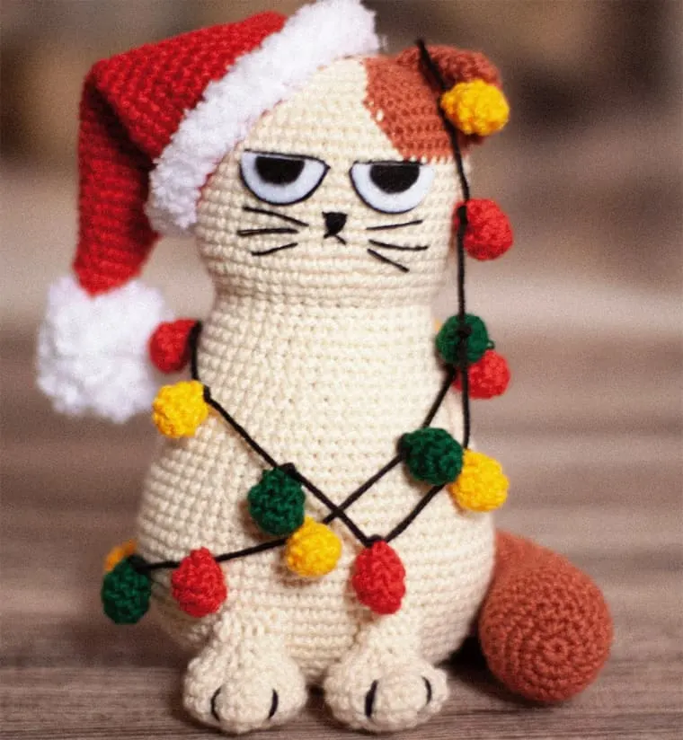 grumpy Christmas cat crocheted amigurumi