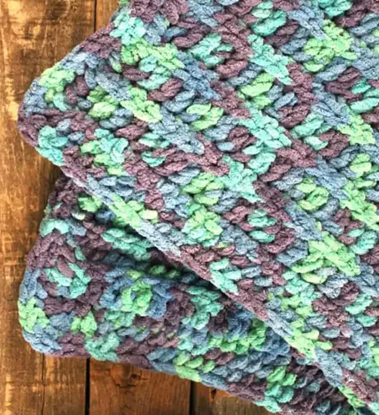 ocean chenille baby blanket crochet pattern using single and double crochet