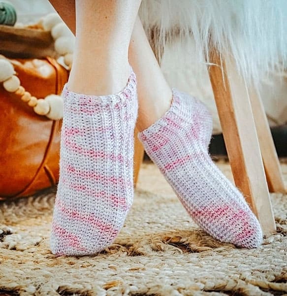 white and pink crocheted ankle socks made from pattern